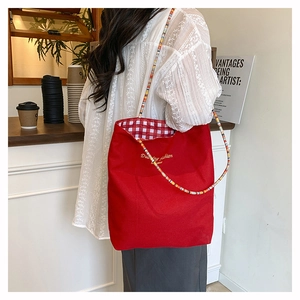 Bolso tote de lona roja con correa de cuentas arcoíris y forro de cuadros rojos