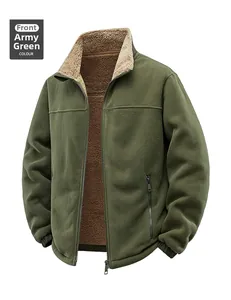 Dettaglio della giacca in pile uomo verde militare con calda fodera in lana d'agnello