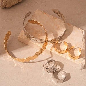 2-piece metallic geometric jewelry set with hammered texture bracelets and earrings