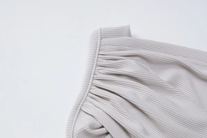 Détail macro du tricot côtelé présentant des fronces sans couture et texture grise