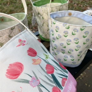 Floral canvas bucket tote bag with tulip patterns and snap closure for women and moms