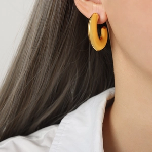 Minimalistische geometrische vergoldete C-Ohrringe mit polierter Oberfläche im Trend