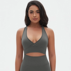 Vue de face de l'ensemble de yoga sans couture gris foncé avec brassière croisée et legging taille haute