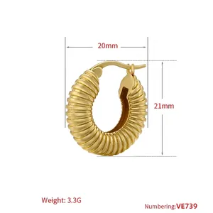 Orecchini a cerchio bombati placcati in oro con design geometrico a coste testurizzate