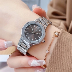 Montre femme en acier avec lunette octogonale, cadran soleil et bracelet à maillons