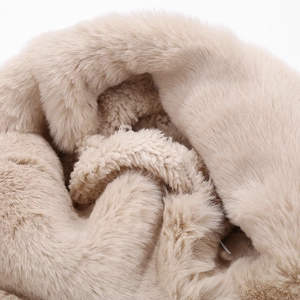 Chapeau de trappeur en fausse fourrure beige avec doublure sherpa pour le ski d'hiver