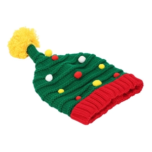 Weihnachtsbaum-Strickmütze mit bunten Pompons und einer großen gelben Bommel oben