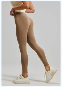 Détail du legging de yoga taille haute marron montrant la compression et le contour du corps