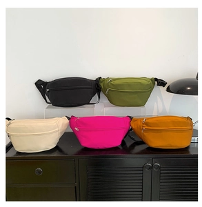 Primo piano di una collezione di marsupi in nylon in cinque colori vivaci per l'uso quotidiano