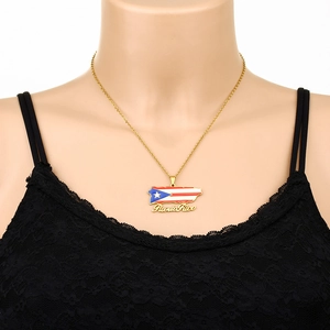 Détail du pendentif drapeau de Porto Rico en émail sur une fine chaîne dorée