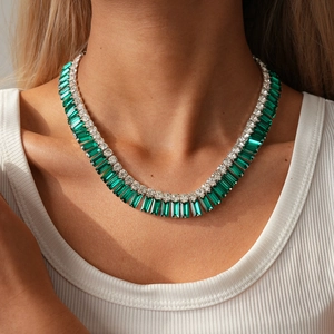Dettaglio del choker con gemme rettangolari verde smeraldo e alone di diamanti brillanti