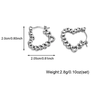 Détail montrant les dimensions des boucles d'oreilles en forme de cœur évidé en acier