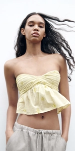 Détail du haut bandeau jaune avec broderie smockée et ourlet à volants plissés