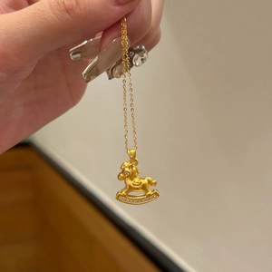 Collana con cavallo a dondolo placcata oro 24K e zirconi cubici su base curva