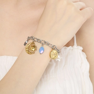 Silbernes Gliederkettenarmband mit goldenen Sonnen- Mond- und Sternanhängern und Kristall