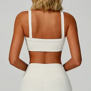 Ensemble de yoga blanc à côtes avec brassière de sport et legging, bretelles croisées