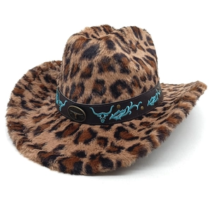 Détail d'un chapeau de cow-boy léopard avec bande en cuir brodée d'un crâne de taureau