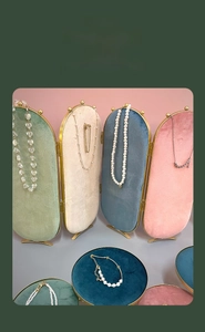 Expositor de joyas plegable de cuatro paneles en terciopelo con bordes de metal dorado