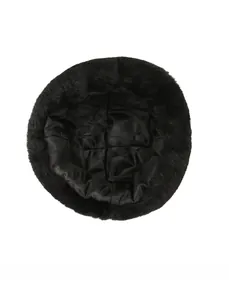 Vue détaillée du bonnet d'hiver avec bordure en fausse fourrure noire et doublure satinée