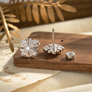 Boucles d'oreilles iris en argent avec cristaux et fermoir à vis sous plusieurs angles