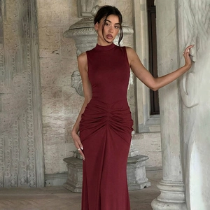 Detailansicht der Raffung am weinroten, ärmellosen Abendkleid mit hohem Kragen