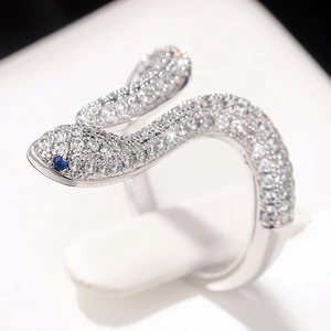 Lujoso anillo de serpiente plateado con circonitas brillantes y ojos de piedra azul