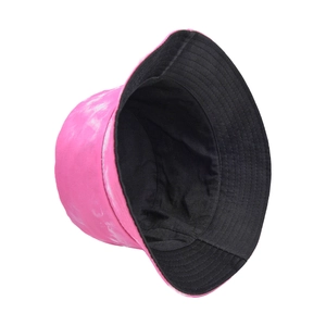 Détail d'un bob réversible tie-dye rose et noir avec une texture de tissu de qualité