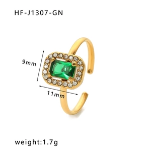 Detail of adjustable gold ring with emerald green zircon stone and dimensions