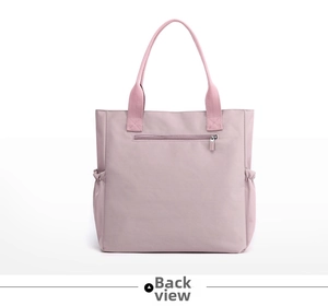 Vue détaillée du dos du sac fourre-tout rose lotus avec poche zippée et poches latérales
