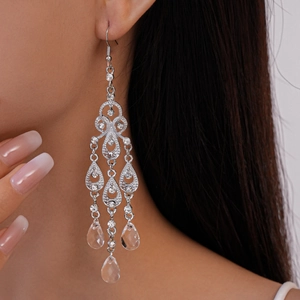 Eleganti orecchini a goccia in argento con cristalli su modella per un look di lusso