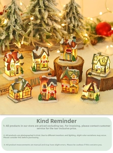 Detail von Miniatur Weihnachtsdorf Häusern mit LED Licht und Schneetextur