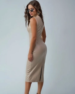 Détail de la fente arrière et de la taille ajustée sur une robe sans manches en PU beige