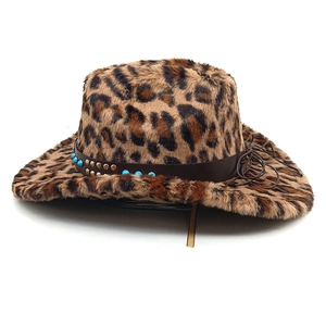 Dettaglio cappello da cowboy leopardato in peluche con borchie turchesi e ottone