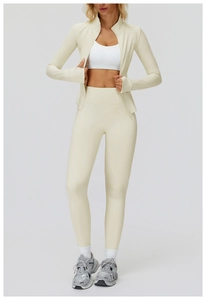 Détail de la manche de veste de sport crème avec poignets passe-pouce pratiques