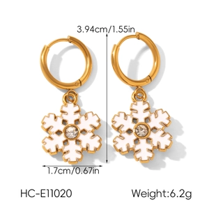 Vue détaillée de créoles dorées avec pendentifs flocon de neige et dimensions
