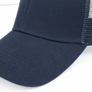 Detailansicht der marineblauen Trucker-Mütze mit Mesh-Rückseite und feinen Ziernähten