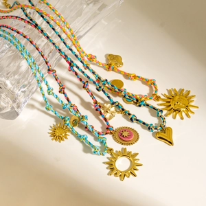 Collana artigianale in corda colorata con ciondoli dorati e pietre rosa