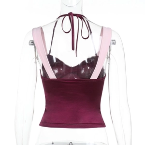 Vista dettagliata del crop top in raso bordeaux con spalline rosa e lacci sul retro