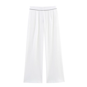 Détail d'un pantalon blanc à jambes larges avec texture coton-lin et garniture de taille noire