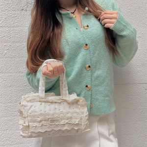 Détail du sac cabas en toile florale avec bordures en dentelle et étiquette Sorakka