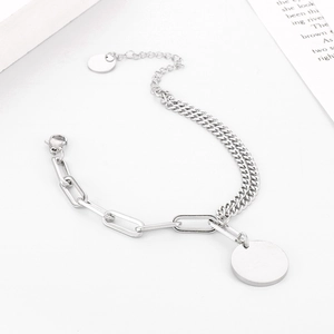Bracelet minimaliste en acier titane argenté à double couche avec médaille ronde