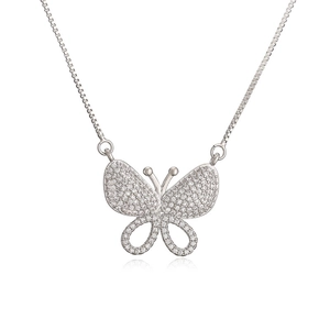 Dettaglio macro della collana con pendente a farfalla argento e cristalli brillanti