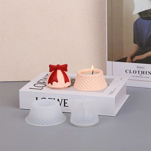 Vue macro du moule en silicone avec cloche rose et bougeoir artisanal finis
