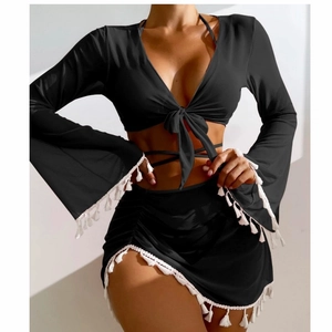 Schwarzes vierteiliges Bikini-Set mit Netzhose und weißen Fransen für den Strand