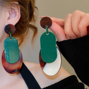 Boucles d'oreilles géométriques en acrylique avec motif écaille et design en acétate