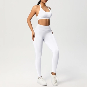 Dettaglio del reggiseno sportivo in maglia bianca e dei leggings da yoga a vita alta
