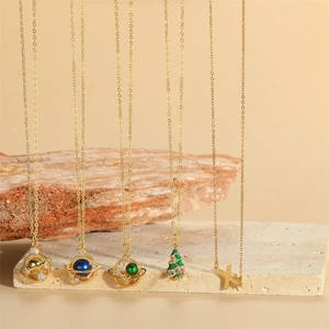 Lussuosa Collana Con Pendente a Pianeta in Rame Zirconia per Donna Minimalista Smalto Saturno Albero di Natale Lettera X Placcata Oro Gioielli a Catenina