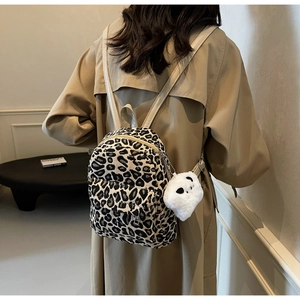 Dettaglio mini zaino leopardato con un simpatico portachiavi a forma di panda morbido