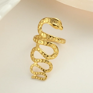 Gros plan sur une bague serpent dorée avec motifs d'écailles en acier inoxydable