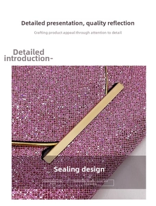 Détail d'un sac de soirée à paillettes violettes avec fermoir en métal doré chic
